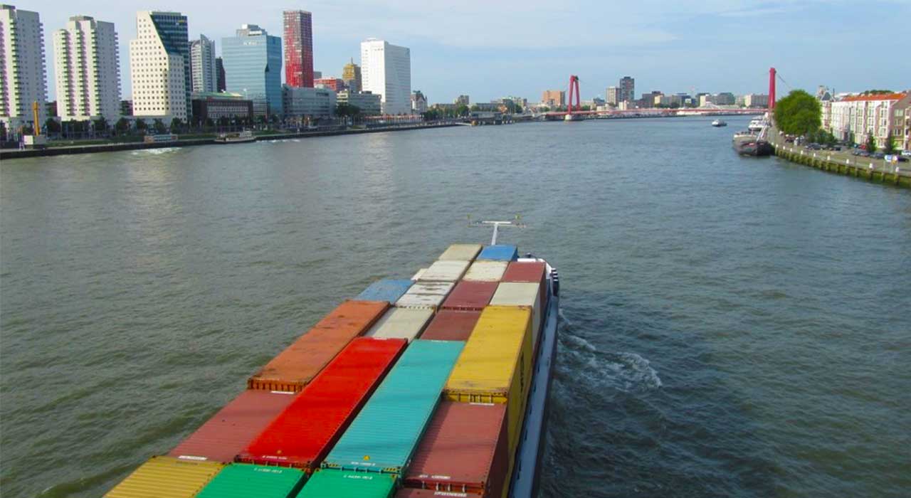 Barco de carga no rio representa os desafios de um setor em constante mutação