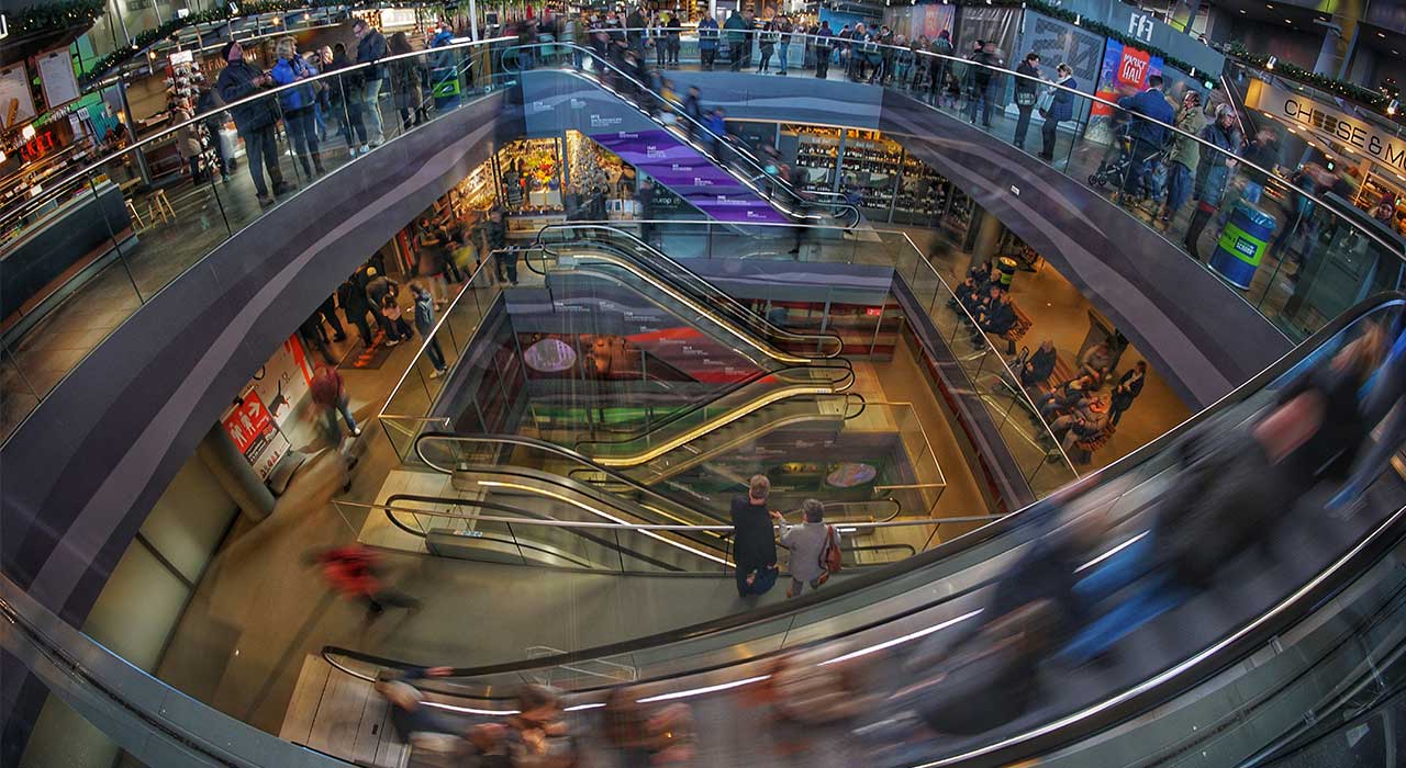 interior de shopping com escada rolantes