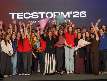 Participantes em palco a celebrar no TecStorm’26.