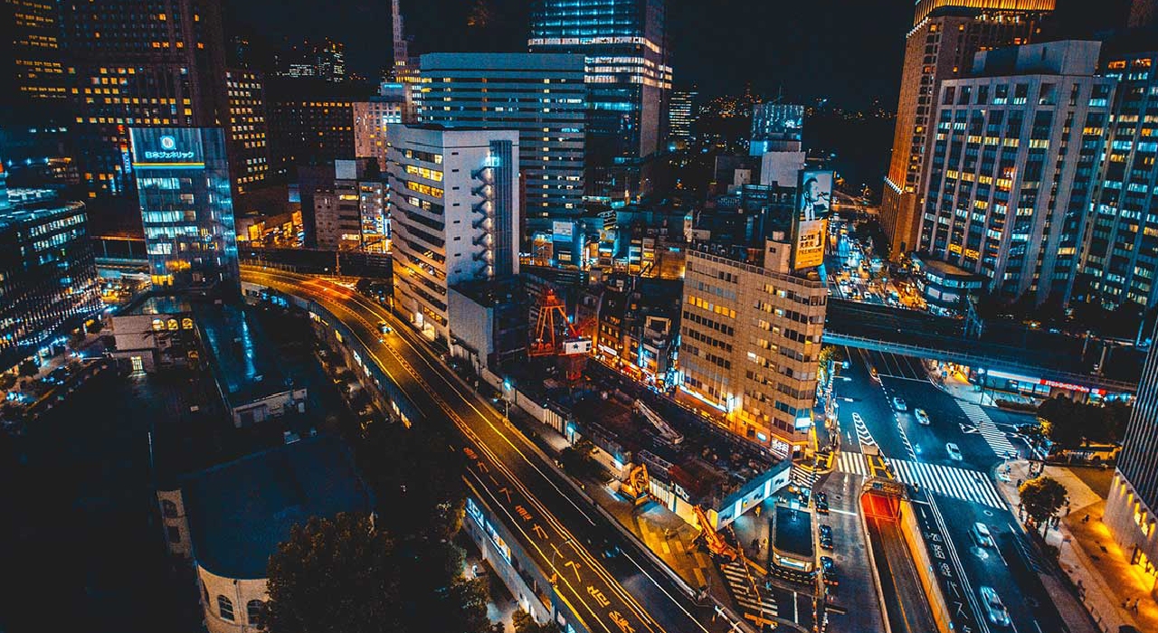 Header, cidade à noite com luzes azuis e amarelas representa o InsightsSAPB1 que garante a centralização de toda a informação e a sua apresentação de forma simples, rápida e intuitiva