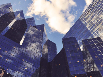 Construção de prédios modernos numa cidade representando o Celonis Process Mining