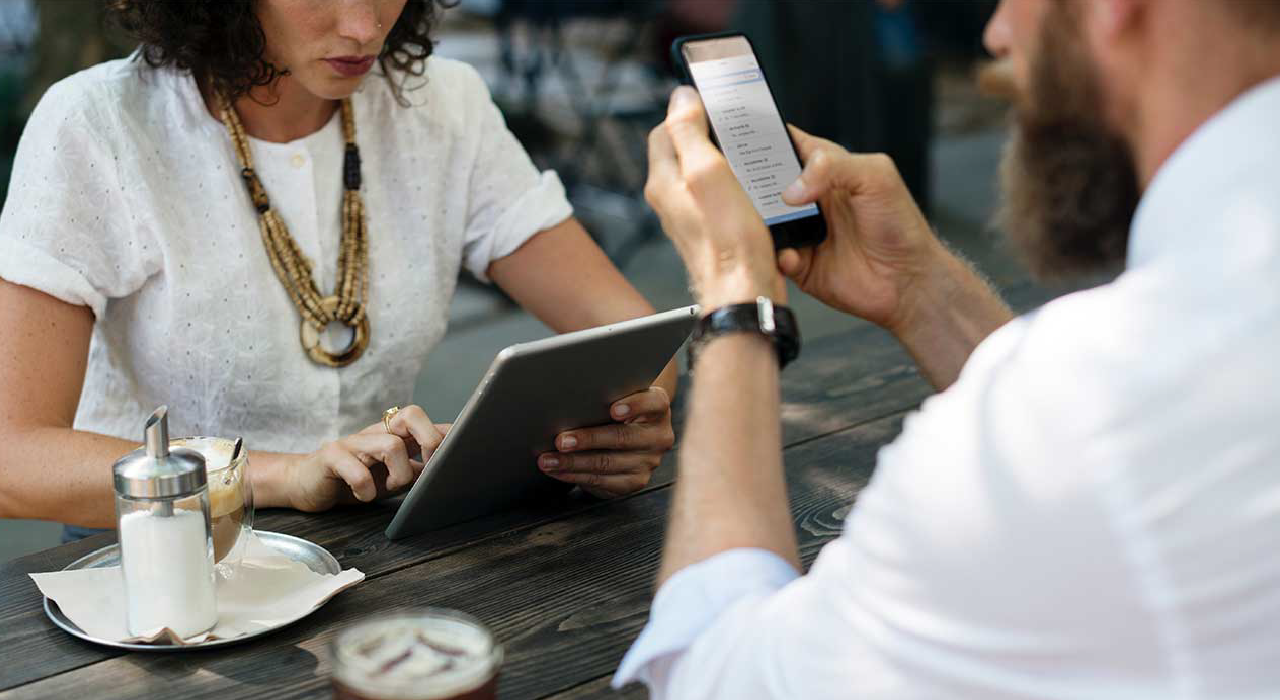 Header, Pessoas a trabalhar no café com acesso a dispositivos móveis representando mobilidade