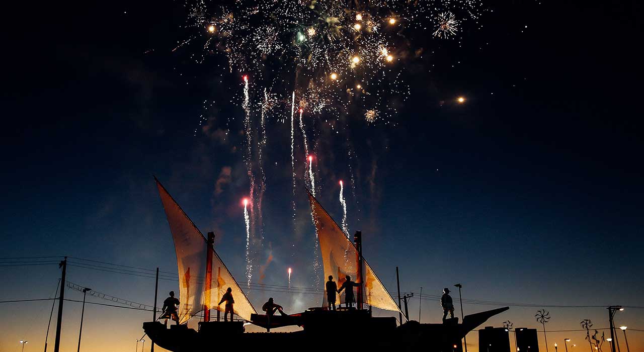 Fogo de artifício por cima de um barco representa a modernização da infraestrutura
