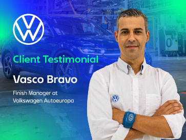 Funcionário da Volkswagen Autoeuropa em ambiente industrial.