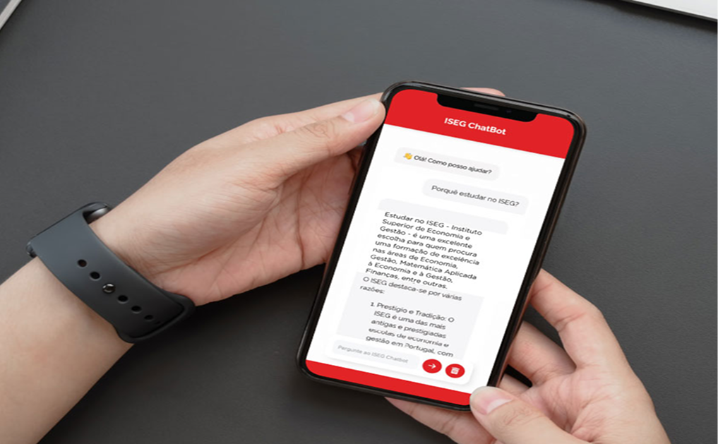 Smartphone com chatbot do ISEG aberto no ecrã