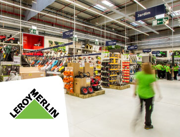 Interior de uma loja Leroy Merlin com áreas de exposição de produtos e logótipo da marca em destaque