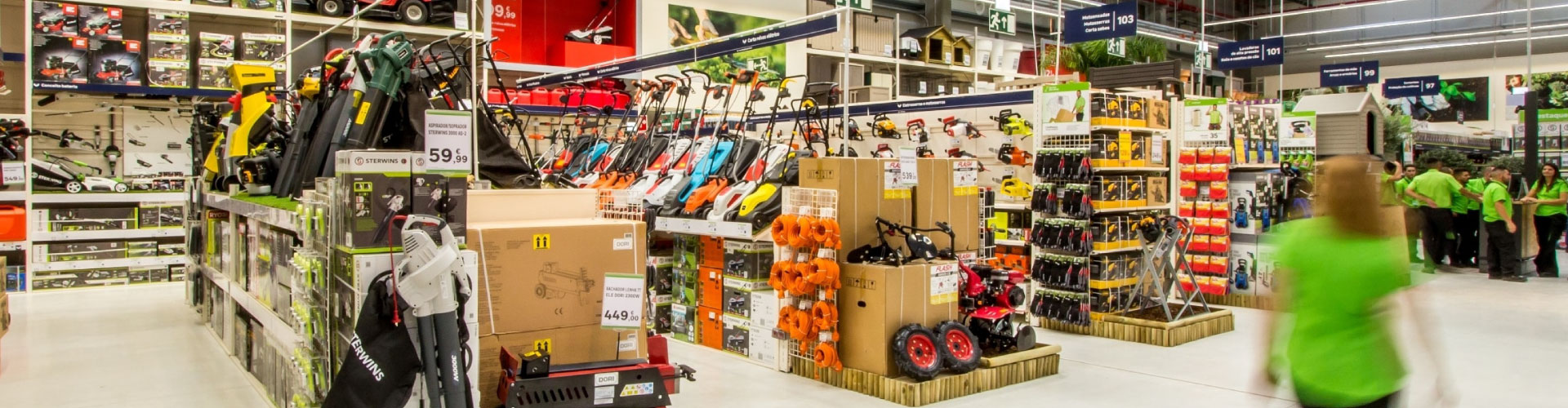Interior de uma loja Leroy Merlin com corredores de produtos para jardim, ferramentas e equipamentos de bricolage